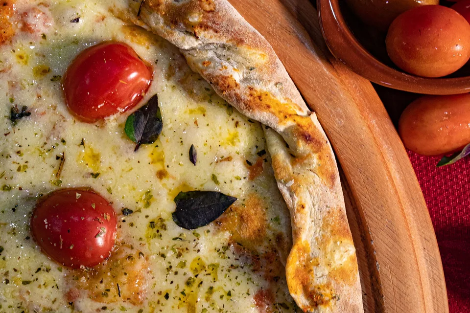 BookNoFees: Halimbawa ng larawan: Pizza na keso na may cherry tomatoes sa ibabaw