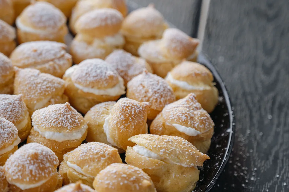 BookNoFees: Halimbawa ng larawan: Mga cream puff na binudburan ng icing sugar
