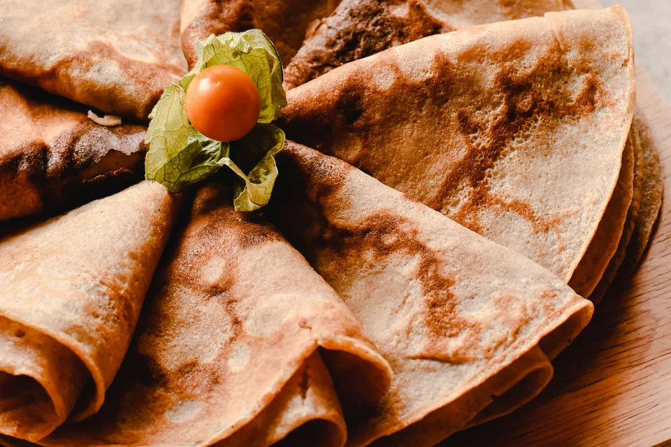 BookNoFees: Halimbawa ng larawan: Crêpes na inayos sa isang plato