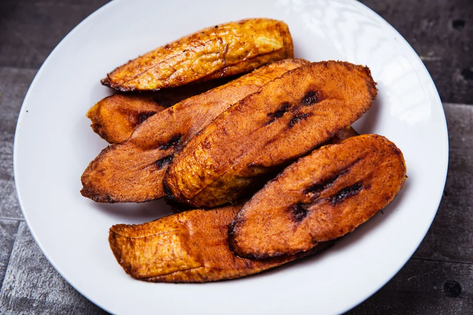 BookNoFees: Halimbawa ng larawan: Pinirito na hiwa ng saging sa puting plato