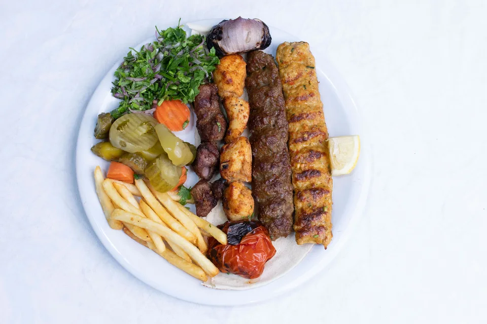 BookNoFees: Halimbawa ng larawan: Inihaw na kebab na inihahain kasama ang salad at pritong patatas