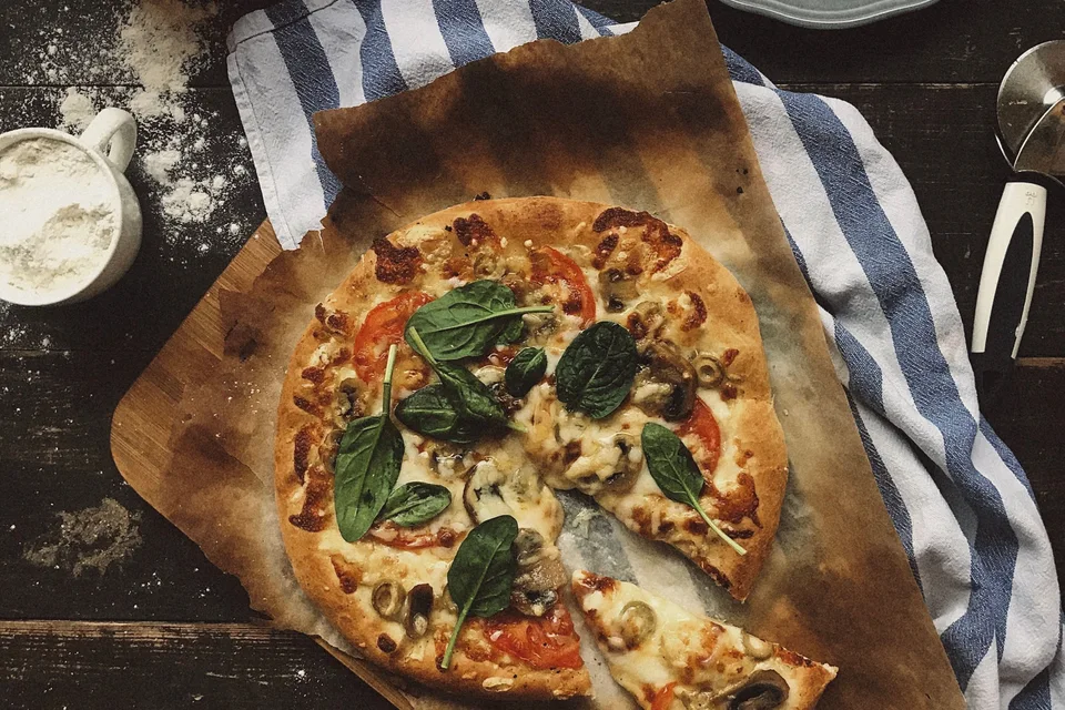 BookNoFees: Halimbawa ng larawan: Pizza na may topping na kabute at spinach