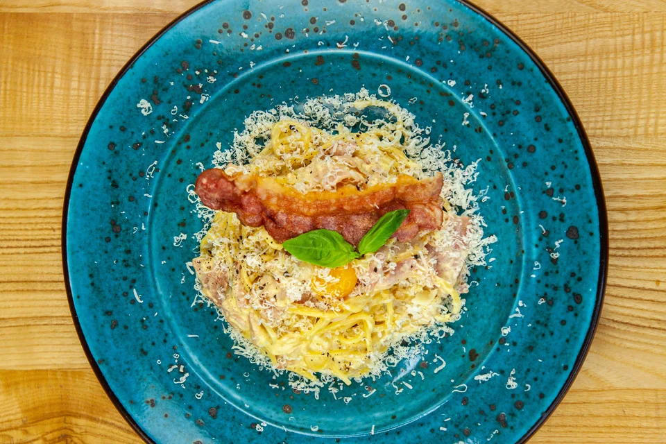 BookNoFees: Halimbawa ng larawan: Spaghetti carbonara sa asul na plato