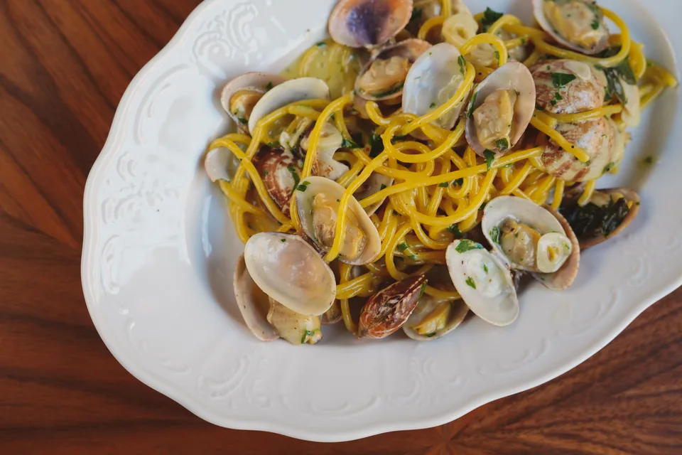 BookNoFees: Example photo: Spaghetti with clams on a white plate