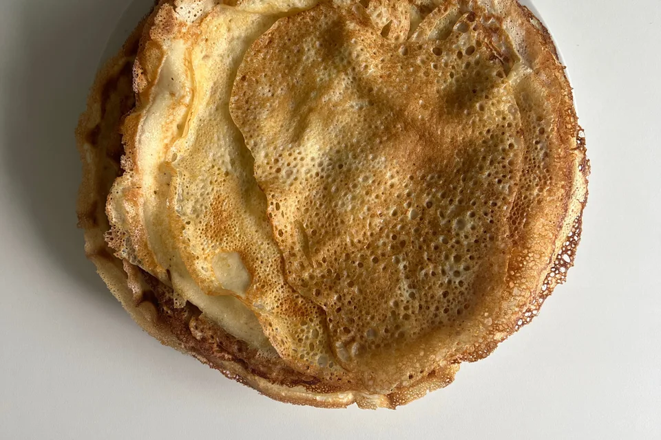 BookNoFees: Halimbawa ng larawan: Manipis na gintong pancake sa puting plato
