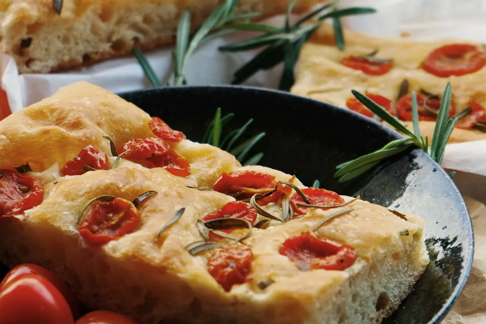 BookNoFees: Halimbawa ng larawan: Focaccia na may mga kamatis at rosmarino sa ibabaw