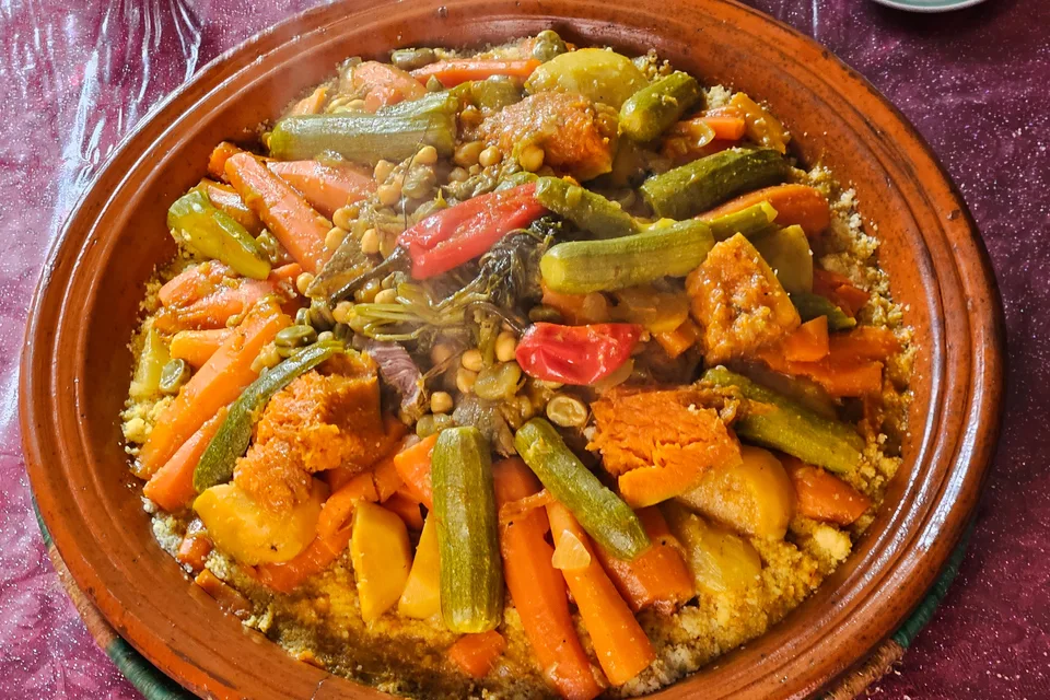 BookNoFees: Halimbawa ng larawan: Makukulay na gulay na inihain sa tagine