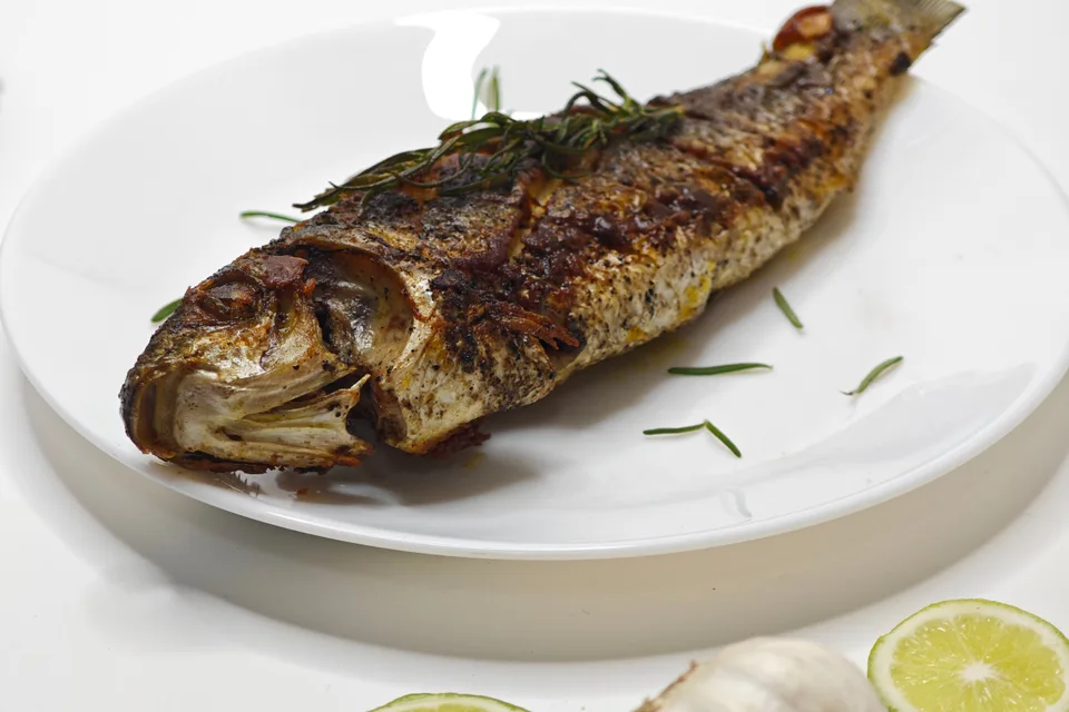 Example photo: Whole grilled fish on a white plate