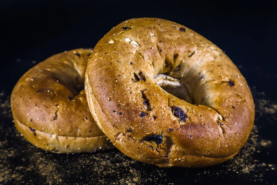 BookNoFees: Halimbawa ng larawan: Dalawang bagel na gintong-kayumanggi sa madilim na background